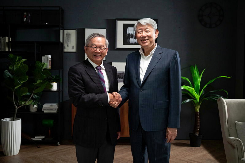 國科會主委吳誠文(左)力挺棒協參選人郭智輝(右)是棒球科技化與產業化的唯一人選。圖/郭智輝辦公室提供
