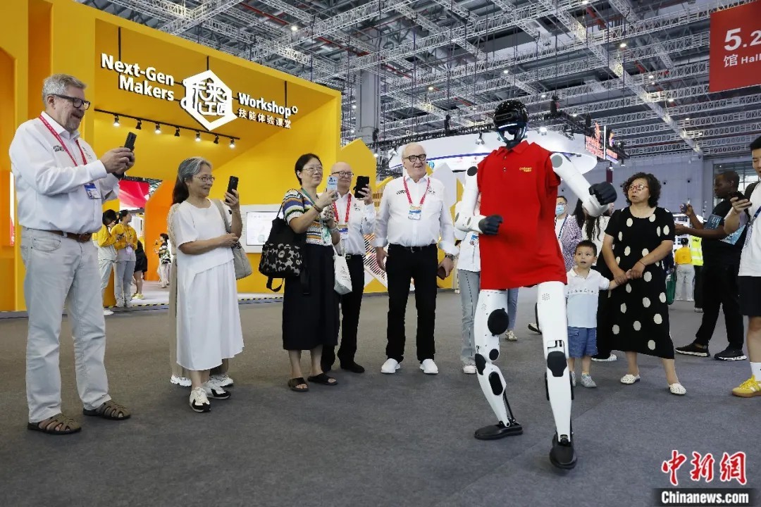 2026年9月24日，观众在上海第48届世界技能大赛现场拍摄人形机器人表演。中新社记者 殷立勤 摄