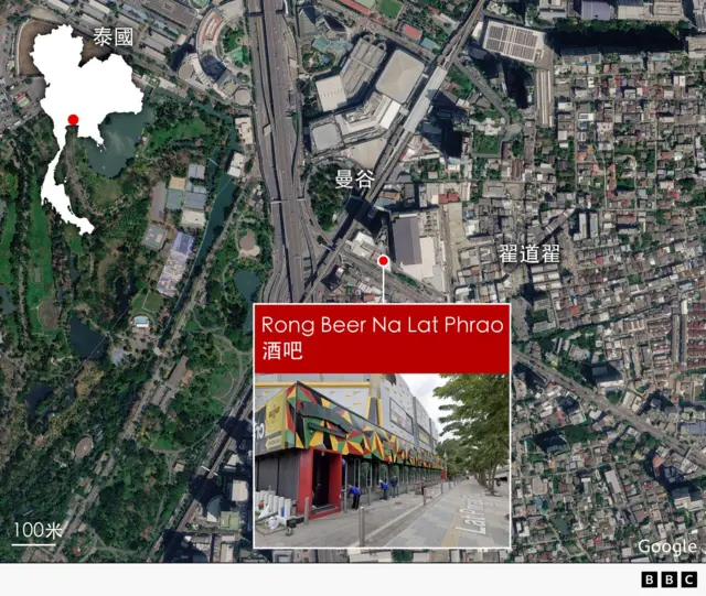 泰国曼谷乍都乍区的卫星地图,显示 Rong Beer Na Lat Phrao 的位置,以红点标示于主要道路及铁路沿线附近。插图地图标示泰国境内曼谷地区的位置,并以红色标记显示。另一张插图照片显示位于 Lat Phrao Road 的 Rong Beer Na Lat Phrao 建筑,其外墙采用色彩鲜豔的几何图案设计。图片来源注明为“Photo: Google Maps, November 2025”。