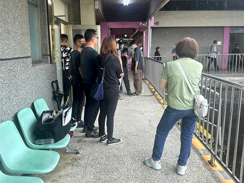 昨晚被酒駕男開車撞死的陳姓高職生家屬，在相驗中心外等候，對突然發生此事感到悲痛，並指肇事者見死不救太惡劣。記者蔡維斌／攝影