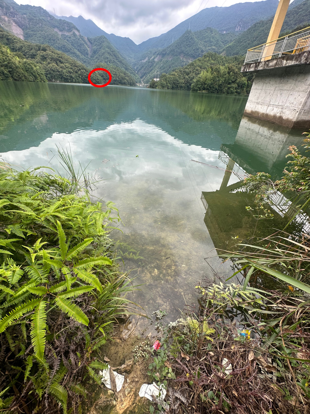 据当地领队介绍，该处是驴友泅渡水库的出发位置之一。红圈处为刺刀峡谷路口。