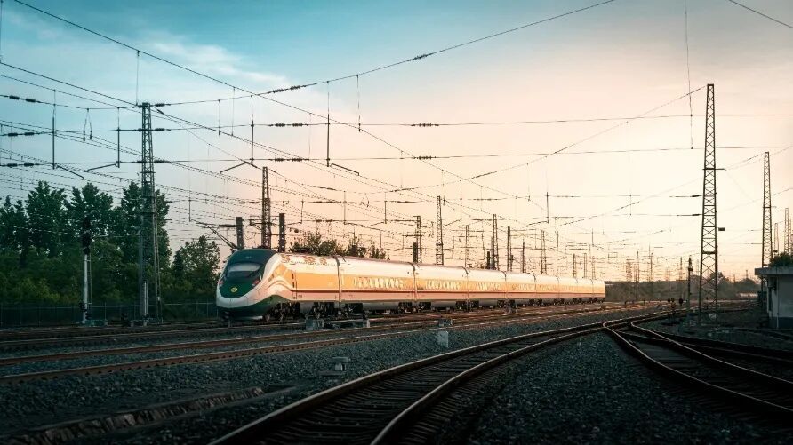 C182次列车迎着朝阳驶向远方。(来源:央视新闻网友“bru0lp”)