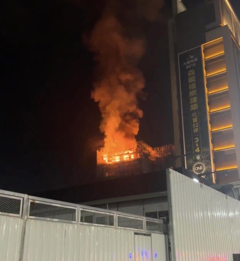台中市南屯區龍富十路、龍鎮二街一處興建中建案今晚8點多驚傳起火。記者曾健祐／翻攝