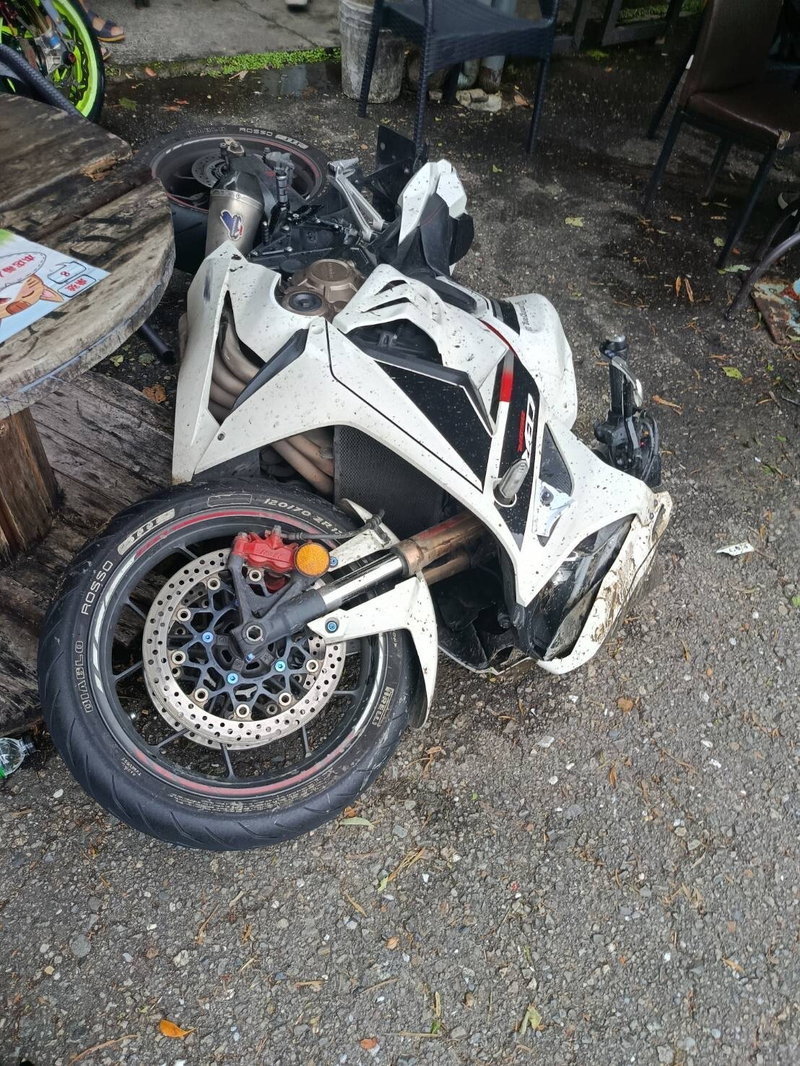 21歲林姓騎士疑壓到前起事故清理漏油後鋪設的木屑油漬打滑，衝進財貿灣咖啡廳座位區，造成1名女顧客受傷。記者張策／翻攝