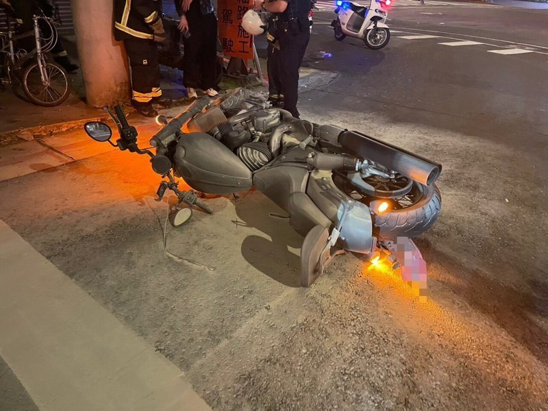 傅姓男子昨天騎紅牌大重機行經林森南路地下道，途中疑因漏油起火燃燒，他自己也被燒傷送醫。記者翁至成／翻攝