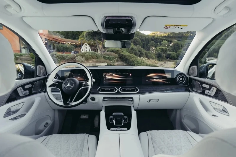 新款Mercedes-Maybach GLS全面導入MBUX Superscreen三螢幕整合介面。 圖／Mercedes-Benz