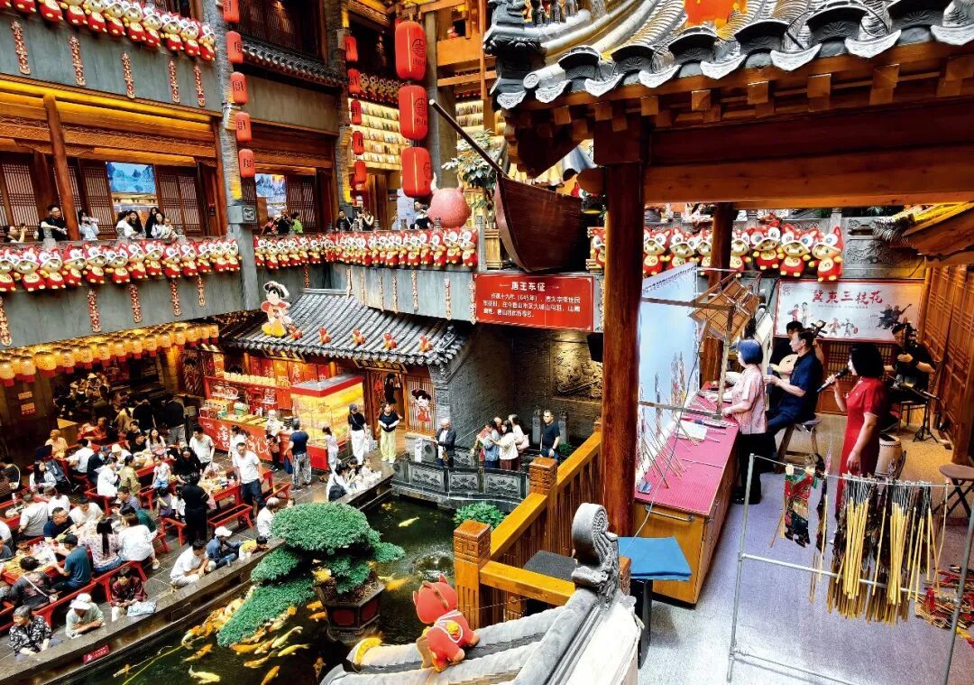 2026年6月10日，唐山市路南区的唐山宴美食街上演国家级非遗唐山皮影戏。图/中新