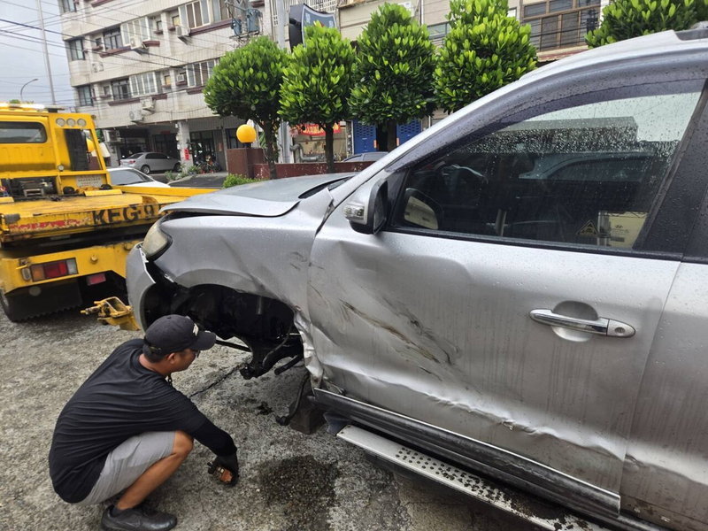 越南籍阮姓移工今天下午開車行經彰化市中山路3段時,自撞分隔島,造成車身受損、左前輪掉落,警方對他實施唾液快篩,結果呈安非他命陽性反應,警方除當場查扣車輛,並移送法辦。圖/警方提供