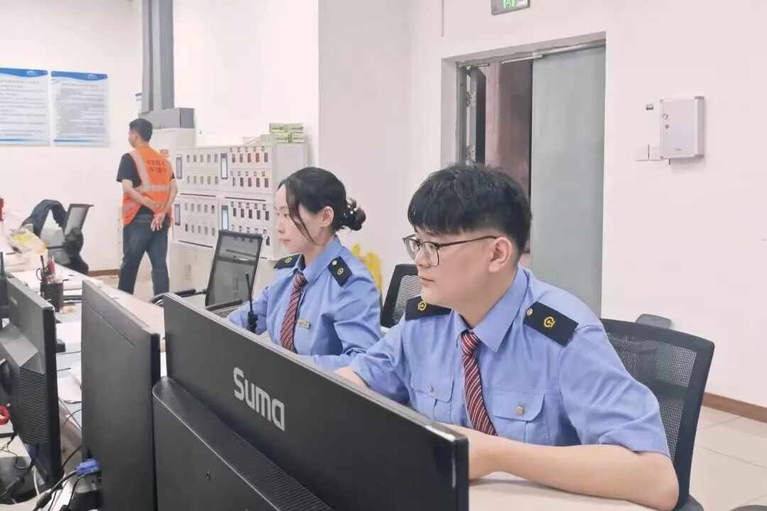 党鑫蕊(右一)工作照。