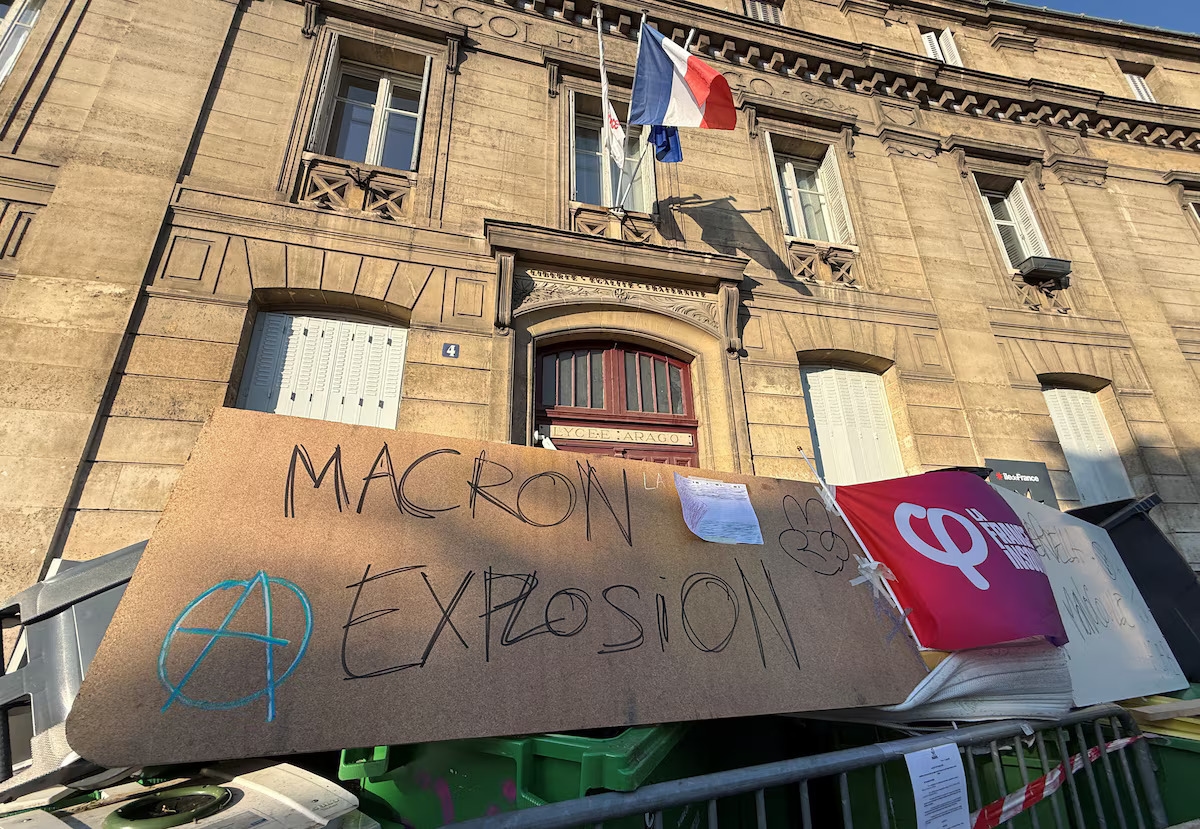 Плакат с надписью «Macron explosion» у заблокированного лицеистами входа в лицей Араго в Париже
