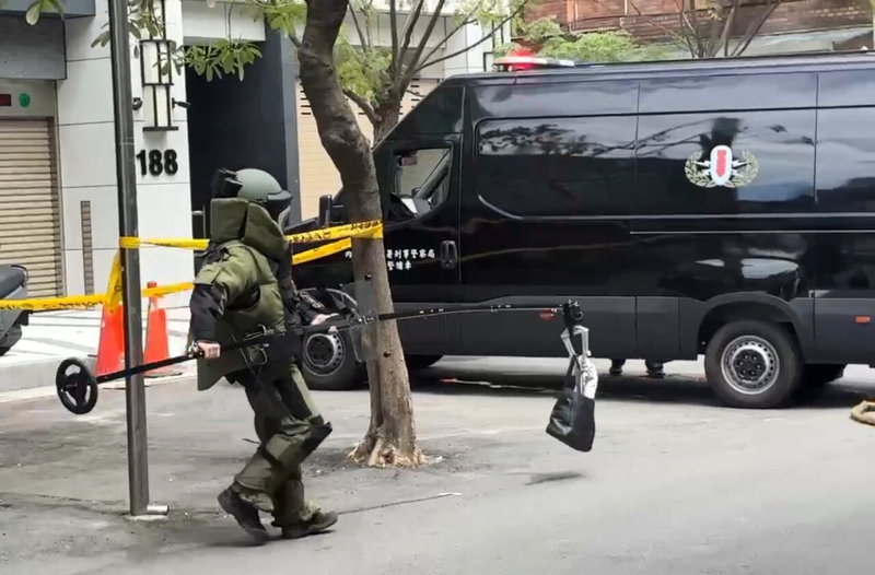 吳姓嫌犯聲稱裝有炸彈的黑色手提袋,被刑事局帶到空曠處檢視,內有15支爆竹煙火纏繞電線。記者林昭彰/翻攝
