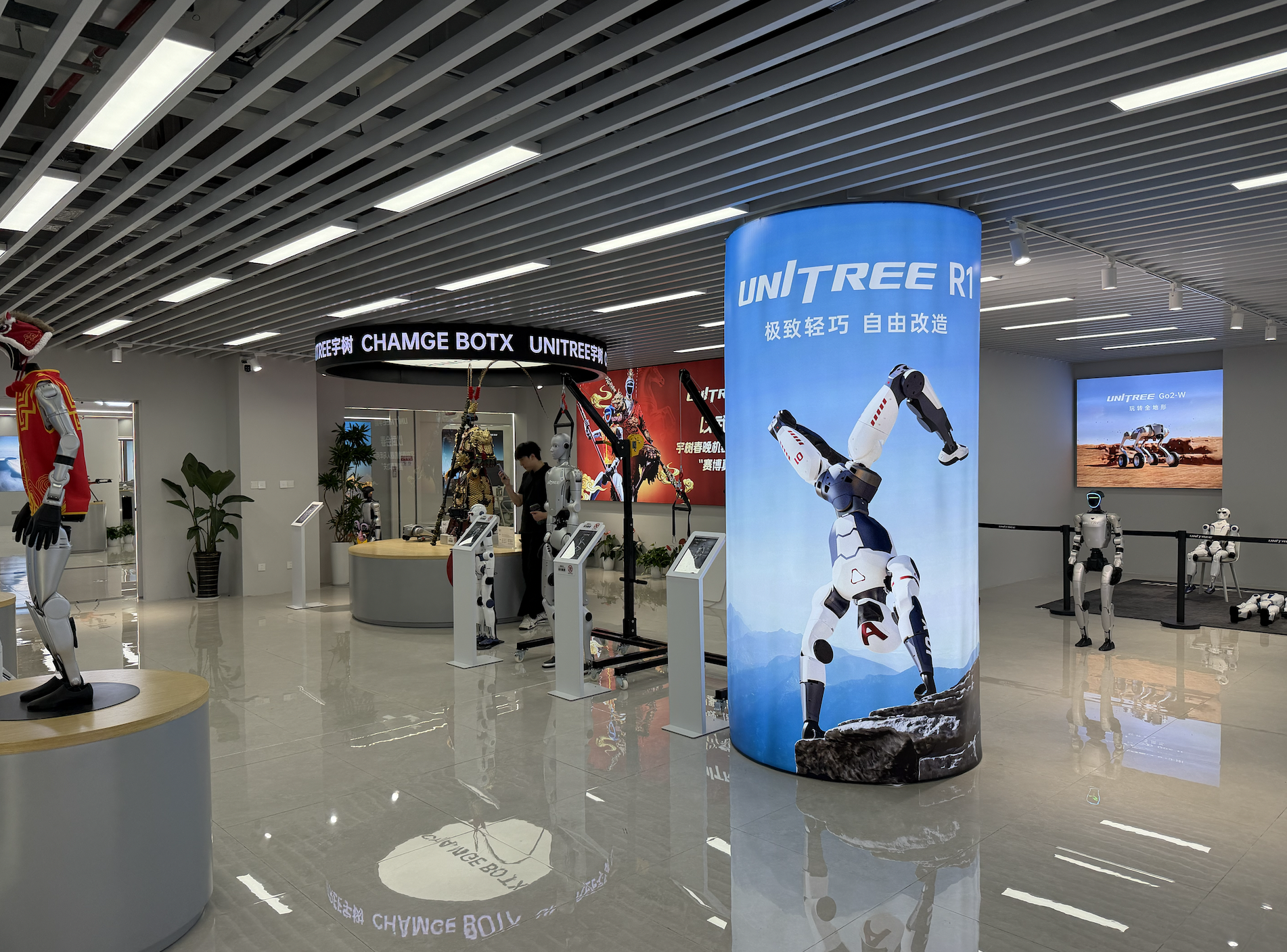(义乌国际数贸中心里宇树科技的线下体验店)