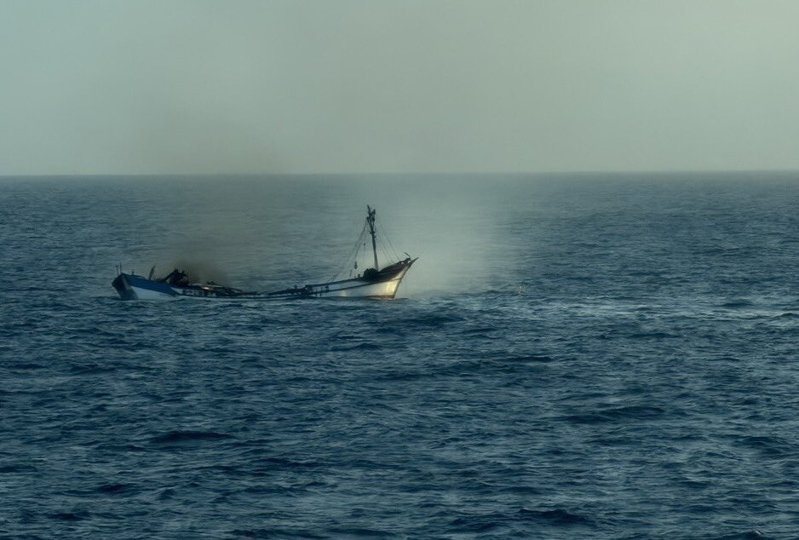 基隆籍永福188漁船昨晚在彭佳嶼東北方海域起火，船上6人棄船搭救生筏逃生，海巡署八里艦今天凌晨抵達現場發現永船持續燃燒中，並於附近海面發現救生筏載有1名台籍船長及5名菲律賓籍船員等待救援。圖／艦隊分署提供