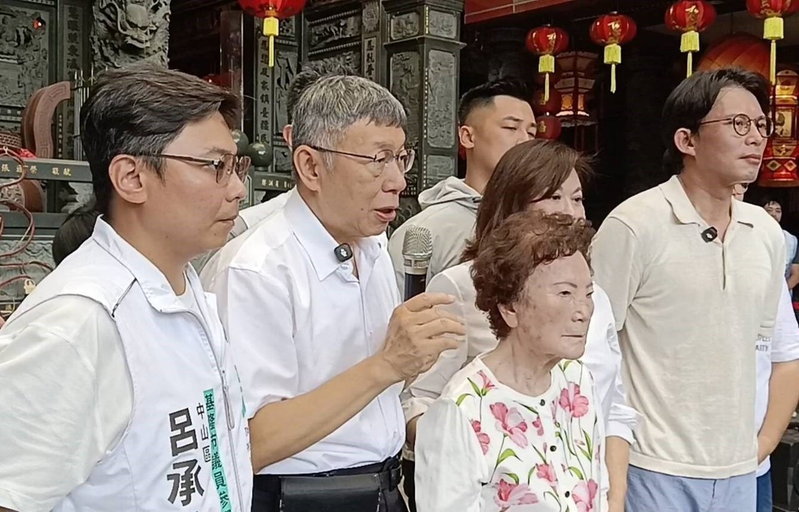 民眾黨創黨主席柯文哲（左二）今天說，日本自民黨和公明黨聯合政府是藍白合很好的示範，未來的政黨協議書一定會一樣一樣列清楚。記者邱瑞杰／攝影