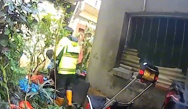 簡姓男子持石塊砸連姓鄰居頭部,又用手指挖出連男雙眼。基隆地方法院法官審理後,依殺人未遂罪判刑14年6月。圖為案發後,警、消到場救護。記者邱瑞杰/翻攝