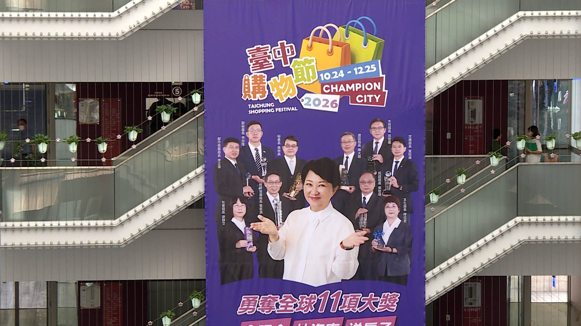 "新聞跨營.00\<em