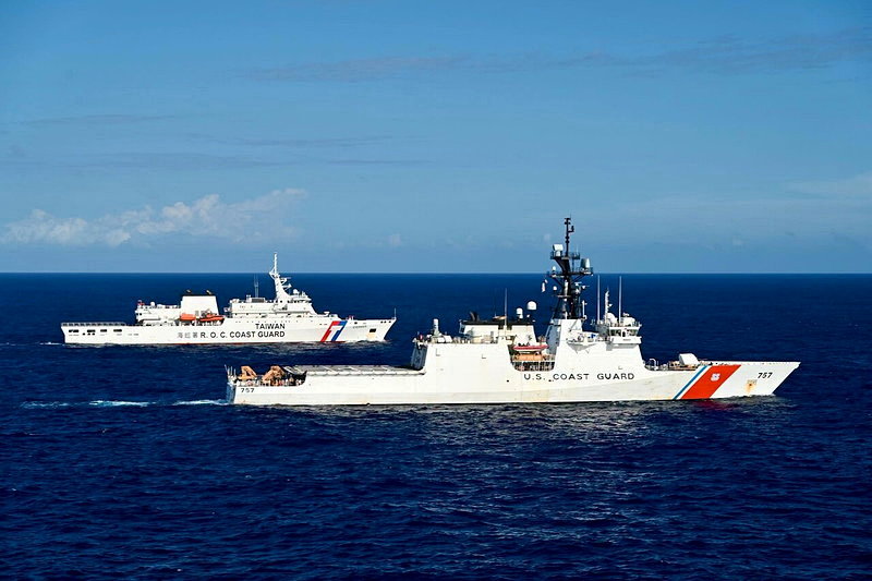 美國在台協會臉書帳號28日披露美台海巡艦編隊航行畫面,前為美國海岸防衛隊米吉特號遠洋巡邏艦,後為海巡署「台北艦」。圖/截自AIT臉書