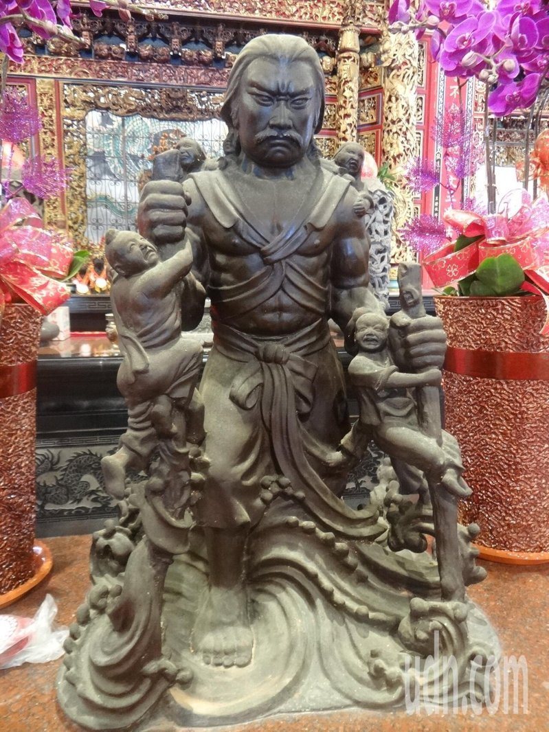 金湖萬善爺廟供奉的搶己救人戰水英雄,是牽水狀的主神之一。記者蔡維斌/攝影