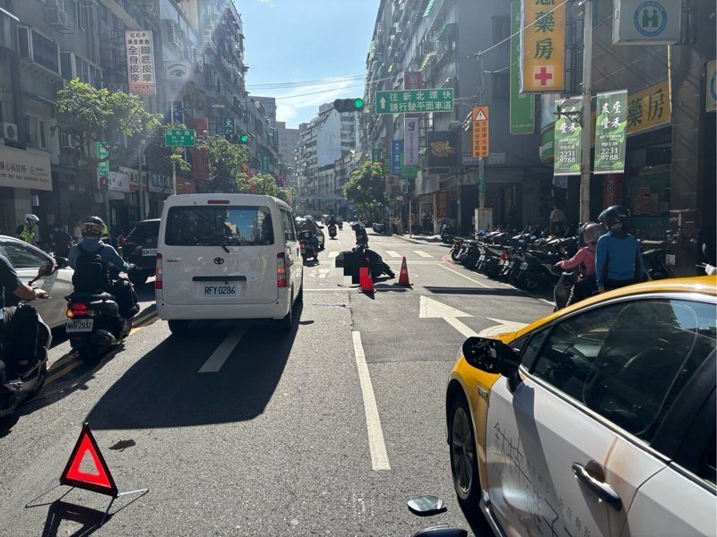 新北市林姓男子昨天騎車載母外出，行經永和區福和路往永福橋方向，疑似恍神加上機車煞車失靈，涉嫌從後方追撞停等紅燈的多輛汽機車，林男肇事後一度棄母丟車逃跑，為熱心民眾合力追回。記者王長鼎／翻攝