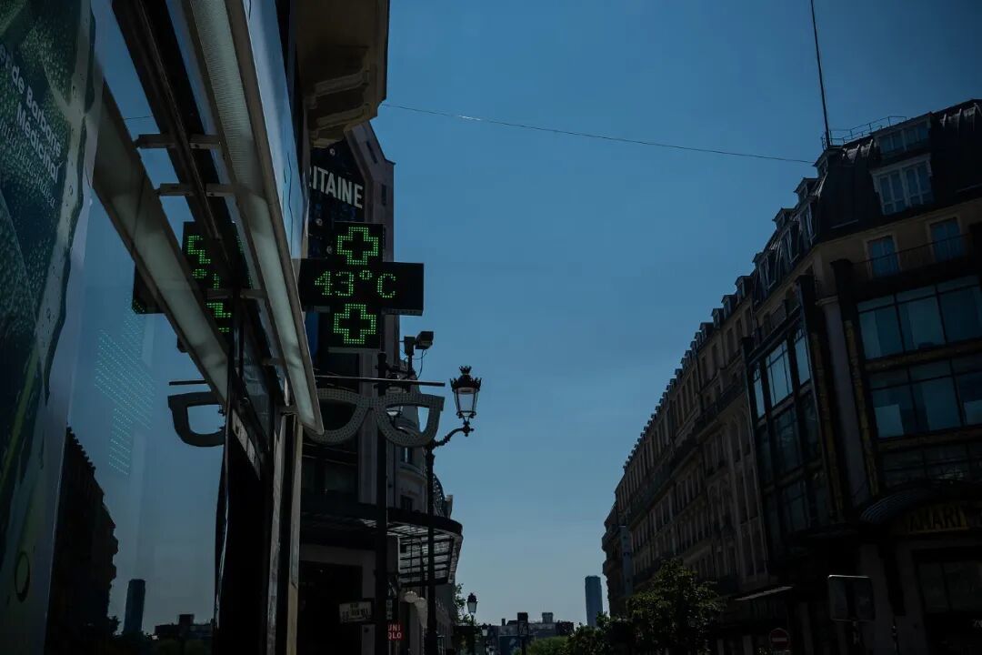 当地时间2026年7月29日,法国巴黎,一家药店的显示屏显示温度达43摄氏度/图源:视觉中国