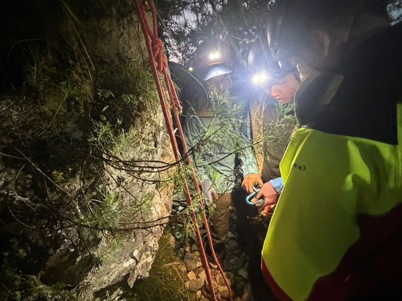 日籍男子今天清晨3時許登玉山主峰線失足墜落邊坡,搜救人員冒險架繩將他拉上步道送醫。圖/警方提供
