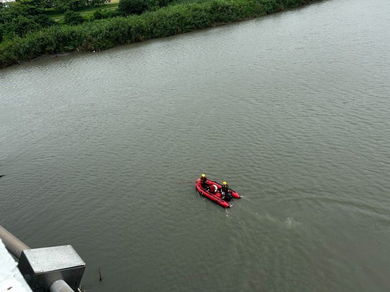 嘉義縣六腳鄉北港大橋今早傳男子落水，水流湍急目前正擴大搜救。圖／嘉義縣消防局提供