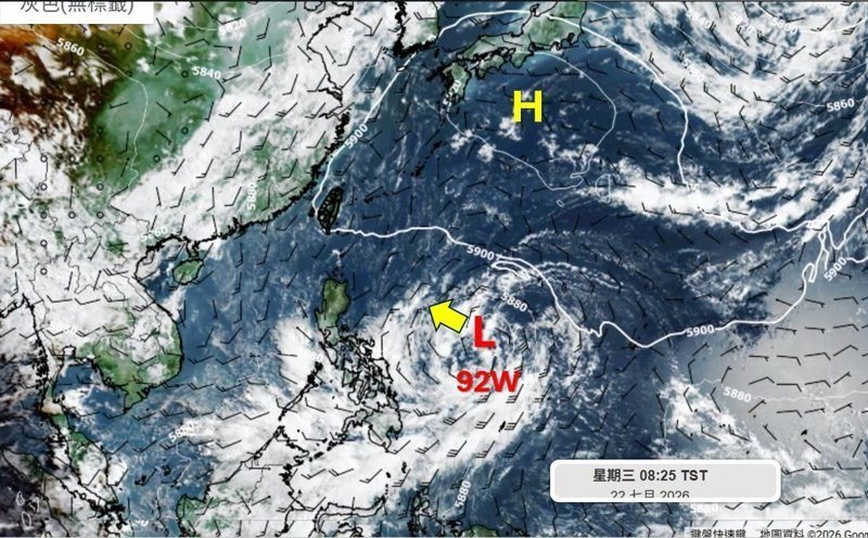 目前在菲律賓東方海面的92W，環流正在組織中，低層風場漸趨完整，應該很快就會發展為熱帶性低氣壓，明天到呂宋島以東海面時，有機會進一步成為今年第12號颱風紅霞。圖／取自「天氣職人-吳聖宇」臉書粉專