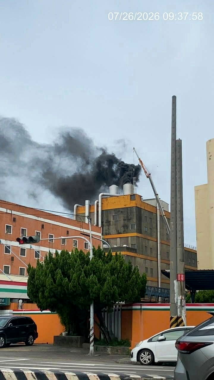 福壽實業沙鹿區沙田路廠房昨天上午發生火警，冒出黑色濃煙，附近居民擔心空汙報案。圖／民眾提供