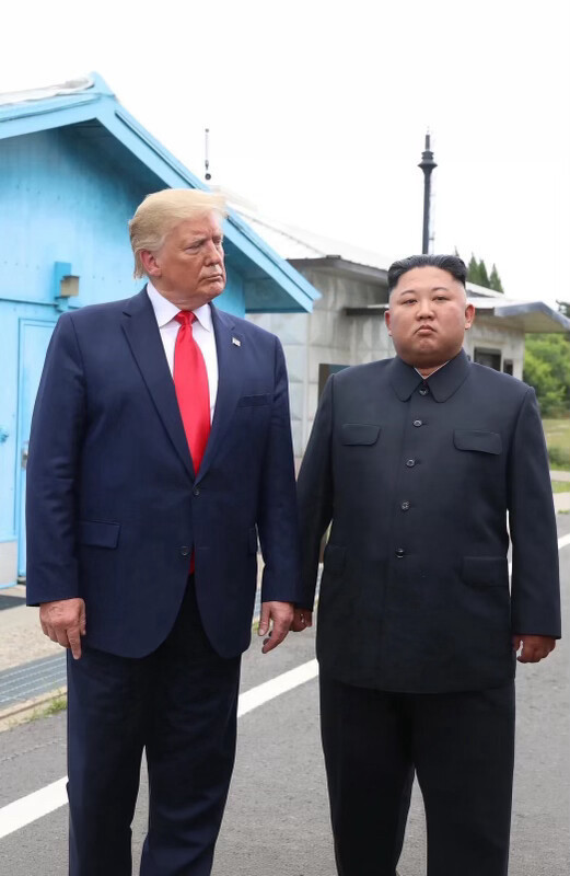 当地时间8月15日，特朗普发布的2019年他与金正恩的合影。