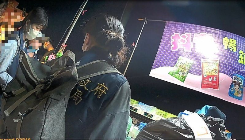 高市衛生局接獲檢舉，大寮翁園夜市有攤商銷售大量疑似輸入的大陸製零食，昨晚派員稽查。圖／高市衛生局提供