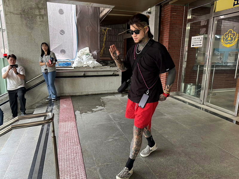 同案被告、經紀人陳昱中今天開庭否認涉犯妨害公眾往來安全及恐嚇公眾罪。記者翁至成/攝影