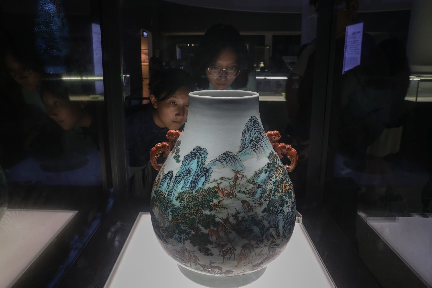 2026年7月7日，江西景德镇中国陶瓷博物馆展出的清代粉彩兽耳百鹿尊吸引游客参观。中新社记者 刘力鑫 摄