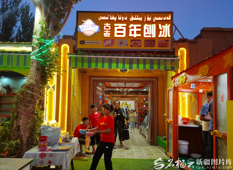 阿图什市松他克镇阿孜汗无花果民俗文化旅游景区夜市,刨冰店内生意红火(资料图)。石榴云/新疆日报记者 陈疆林摄