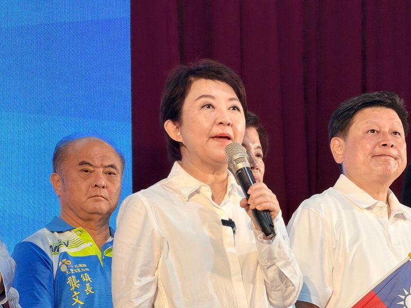 中聯油脂致癌油事件持續延燒,台中市長盧秀燕(中)今天到花蓮輔選,直言執政黨沒有在上班,心也不在人民身上,喊話「總統上班處理食安」。記者王思慧/攝影