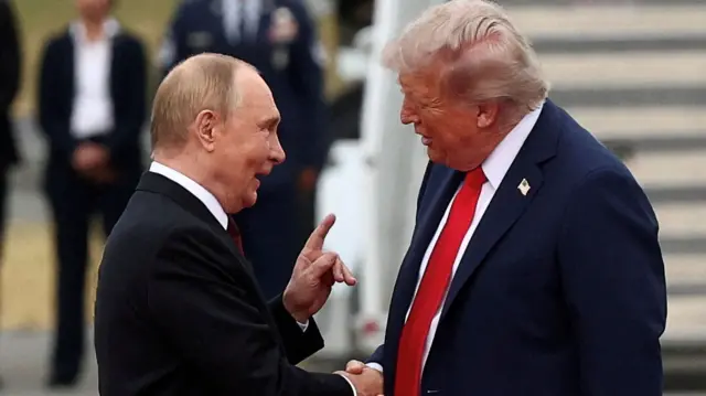 Путин и Трамп во время встречи в Анкоридже