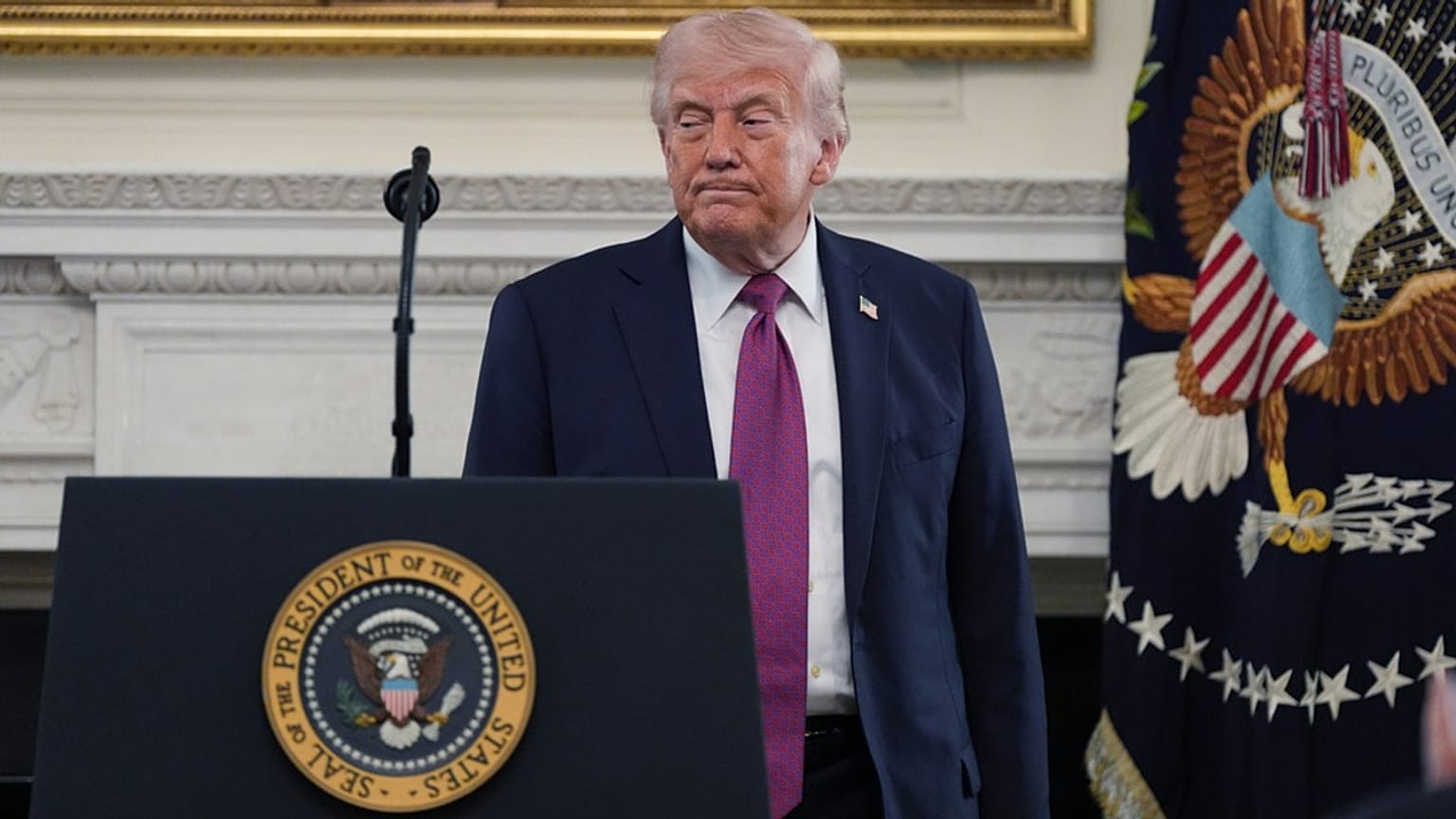 Президент Дональд Трамп готовится покинуть мероприятие для национальных чемпионов NCAA в Государственной столовой Белого дома, вторник, 21 апреля 2026 года, в Вашингтоне.