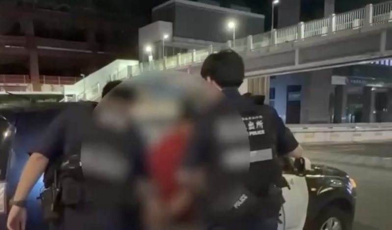 羅姓男子前天凌晨駕駛資源回收車行經台北市中山區中山北路、長安東路口，因行車不穩遭巡警攔查，卻拒檢逃逸，員警拔槍喝令並將羅男拉下車，經毒品唾液篩檢呈安非他命陽性反應，依法送辦。圖／警方提供