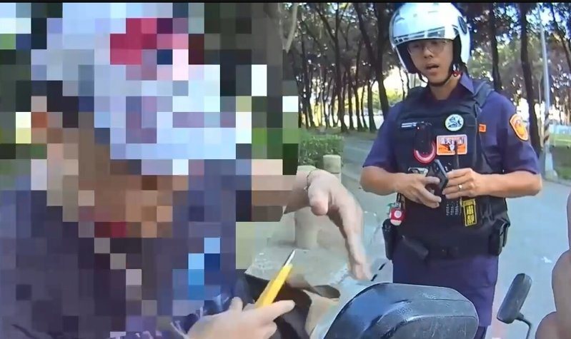 陳姓男子因毒品案遭判10年入監前逃逸5年,今天傍晚因騎車上人行道被攔查拒捕,持刀劃頸自殘,警鳴6槍噴辣椒水制伏。記者石秀華/翻攝