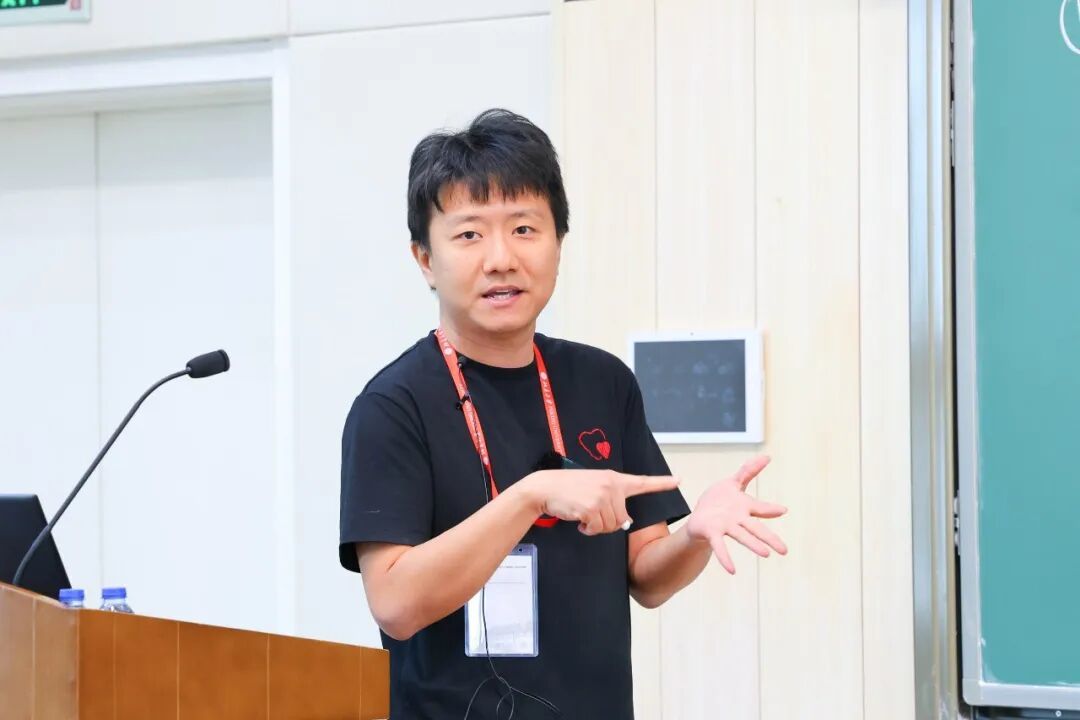 2025年,邓煜回北大作学术报告 图源:“央视一套”微信公众号