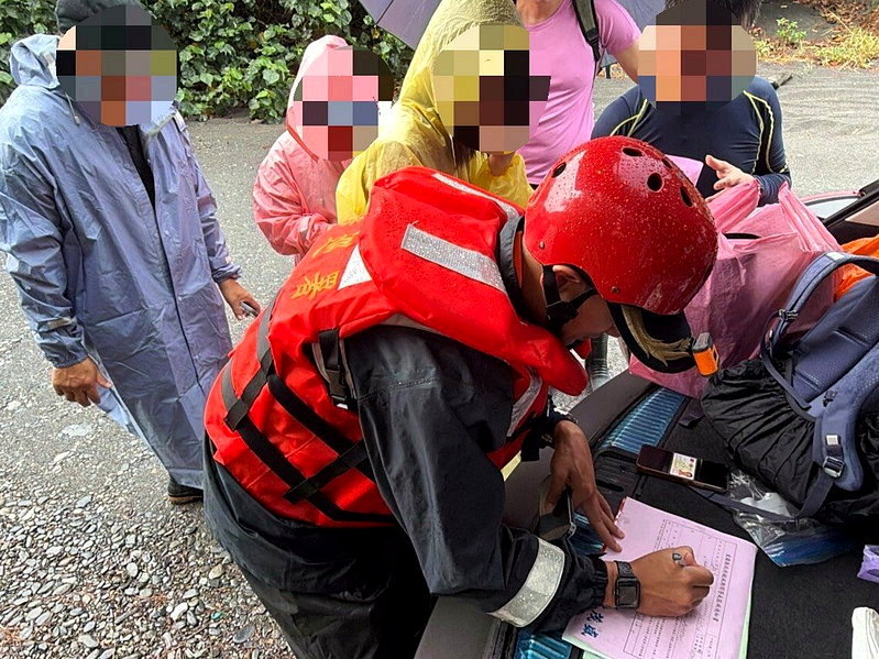 南澳安檢所人員今天發現有車輛停在神秘沙灘入口,透過望遠鏡發現5名遊客已進入管制區走向海蝕洞,安檢人員趕赴現場攔阻,依法開單舉發並函送縣府,最高可開罰25萬元。圖/海巡提供