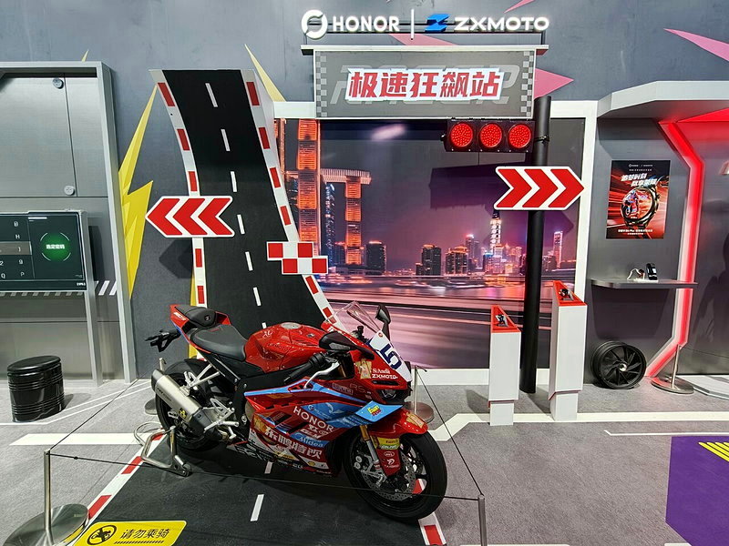 榮耀手機,也展示出即將在 8月12日在大陸上市的Robot Phone,連冠名贊助的張雪機車,也搬到現場。記者林宸誼/攝影