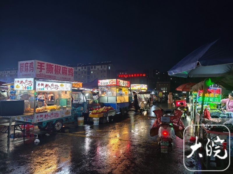 热闹的夜间“长岗CBD”。