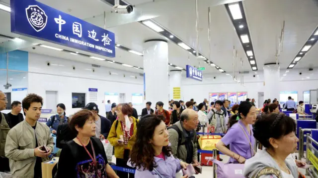 2024年,中外游客在中国连云港国际客运站的边检大厅办理查验手续。