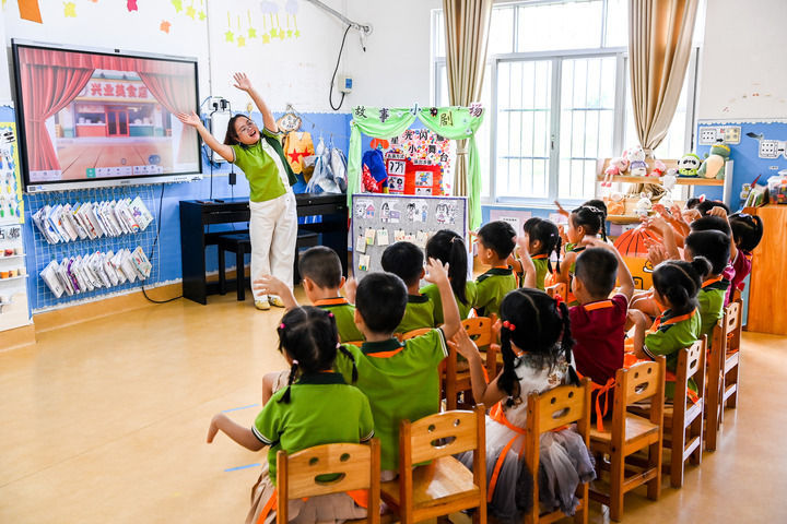 2026年7月1日，在广西玉林市兴业县第一实验幼儿园，老师带领学生做游戏。新华社记者 曹祎铭 摄