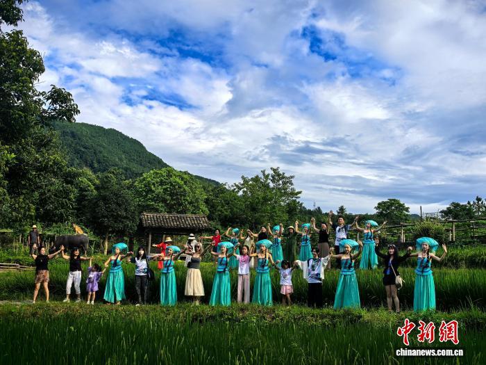 7月9日，两岸同胞共同体验“开秧门”节目。邓竣缤 摄