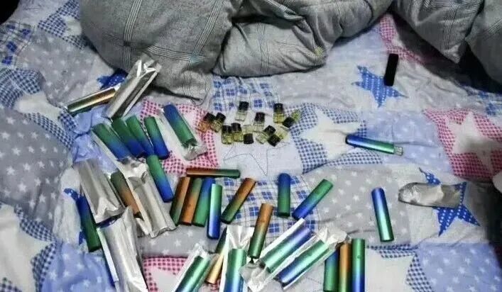 被称为“潮品”的“上头电子烟”在部分年轻群体中流行,经检测,“上头电子烟”中非法添加依托咪酯、乙基氟胺酮(俗称“飞鸟”)等违禁成分/图源:中国禁毒