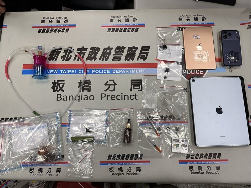 警方在出租套房內及天花板夾層中起出毒品。記者黃子騰／翻攝