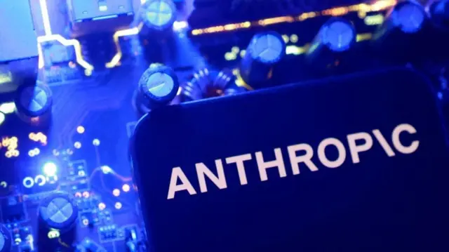 蓝色的 Anthropic 标志置于平面上，背景可见蓝色旋钮和控制旋杆。
