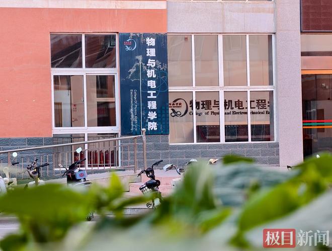 极目深度丨大学讲师带薪脱产读博6年,答辩前脑出血倒在宿舍,妻子申请工亡,告赢人社局仍被拒绝认定,副局长:同情其遭遇,但家属可继续告