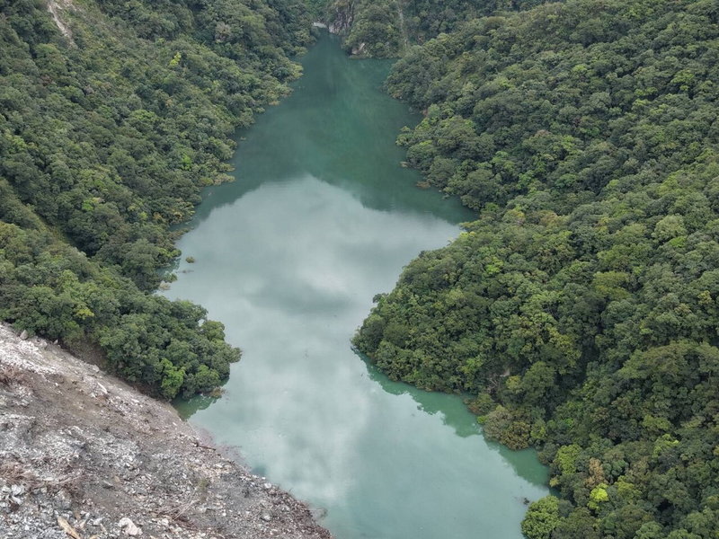萬里溪堰塞湖持續穩定溢流,不過壩頂右側崩塌土石仍持續沿邊坡緩慢滑動並堆積於河床,林保署花蓮分署將持續追蹤監測。圖/林保署花蓮分署提供